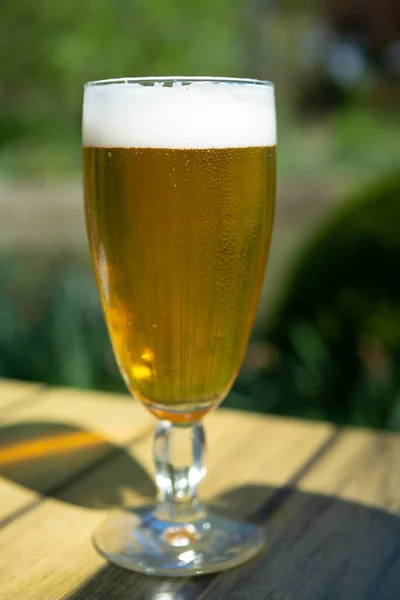 Bélgica Dourada Fria Cerveja Tripla Vidro Servido Livre Mesa — Fotografia de Stock