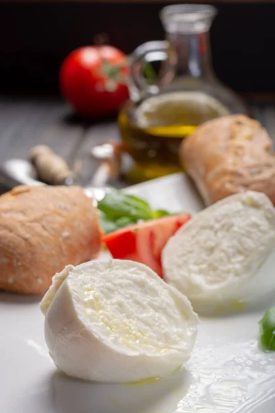 伝統的なイタリア料理 ホワイトボールモッツァレラ水牛チーズナイフ トマト バジル オリーブオイルとイタリアの柔らかいチーズ — ストック写真