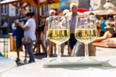 Soğuk beyaz şarap tatmak Mosel nehri, Almanya 'da sokak şarabı festivalinde üzüm hasat festivali