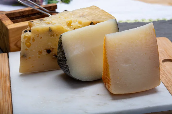 奶酪系列 各种意大利山核桃奶酪 与来自Nebrodi的黑胡椒 白日帕利欧和黑软糖一起陈酿 — 图库照片