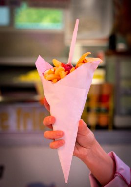 Belçika usulü kızarmış patates cipsi, ketçap ve mayonez yemek, fast food, sağlıksız yiyecekler.