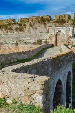 Mora 'daki küçük Yunan kasabası Methoni' deki eski Venedik kalesine bakın.