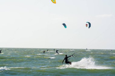 Su sporları etkinliği, renkli uçurtma sörfçüleri Kuzey Denizi 'nde Renesse, Zeeland, Hollanda yakınlarında yarışıyor.