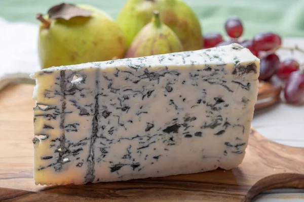 意大利北部的高冈佐拉美味的意大利蓝奶酪 用鲜嫩的牛奶和新鲜的无花果梨制成 — 图库照片