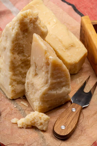 Коллекция Сыра Твердый Итальянский Сыр Выдержанный Пармезан Сыр Грана Падано — стоковое фото