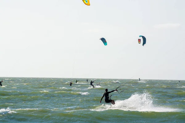 Evento Deportes Acuáticos Colorida Carrera Kitesurfistas Mar Del Norte Cerca —  Fotos de Stock