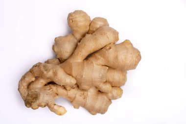 Taze büyük zencefil kökü beyaz arkaplanda izole edilmiş kopyalama alanını kapat