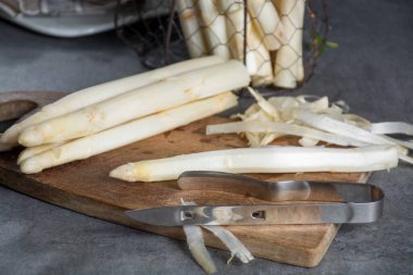 Bahar mevsimi, yeni Hollanda hasadı, Alman beyaz kuşkonmazı, çiğ beyaz kuşkonmaz.