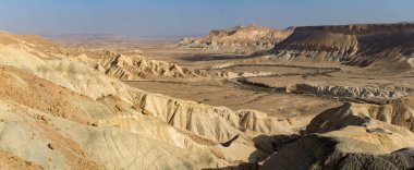 Negev Çölü 'ndeki Mizpe Ramon yakınlarındaki İsrail' in en büyük kanyonuna panoramik manzara