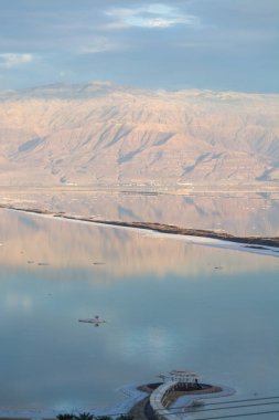 Deniz seviyesinin altında dünyanın en düşük tuzlu gölü. Ölü deniz, lüks tatil beldesi Ein Bokek 'in yakınlarındaki minerallerle dolu. Tıbbi tedavi, iklim tedavisi, talasoferapi ve helyoterapi için mükemmel bir yer..
