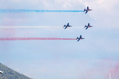 Toulon, FRANCE - 15 Ağustos 2018: Patrouille de France akrobatik takımı, Fransız Hava Kuvvetleri 'nin ünlü gösterisi, Patrouille de France' ın alfa jetleri tam düzende..