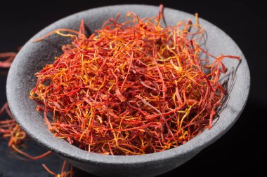 Makro koleksiyonu, gerçekten pahalı kurumuş safran baharatı. Siyah arka plana yakın.