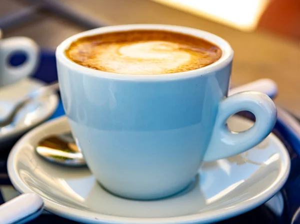 Taza Blanca Con Café Italiano Capuchino Hecho Granos Café Tostados — Foto de Stock