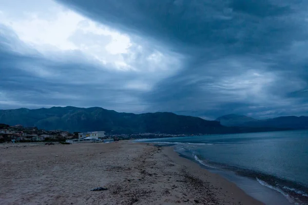 Cênicas Nuvens Cinza Azuis Durante Nascer Sol Sobre Costa Com — Fotografia de Stock