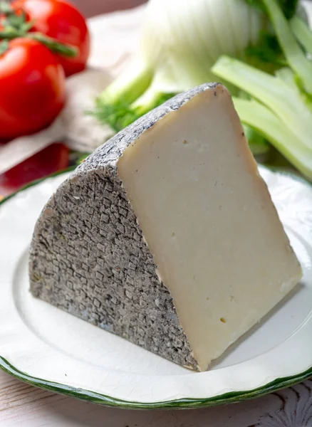 Итальянский Сыр Кусочек Зрелого Тосканского Овечьего Сыра Пекорино Подаваемый Оливковым — стоковое фото