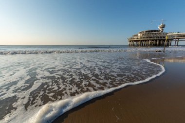 Scheveningen 'deki Kuzey Denizi plajında güneşli bir gün, turist ve tatil beldesi