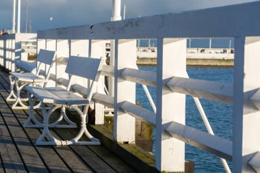 Baltık Denizi, Polonya 'da bulunan Sopot' taki ünlü eski ahşap iskelede soğuk kış günü