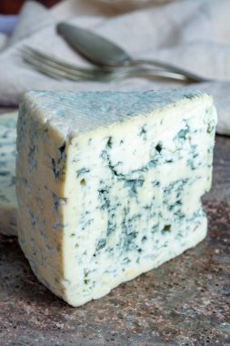 Fransa 'nın Auvergne şehrinde çiğ inek sütünden yapılan Fransız mavi peynirinin parçaları.