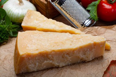 Peynir koleksiyonu, İtalyan parmesan peyniri. İki parça halinde.