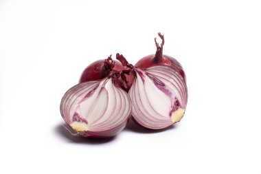 Beyaz arka planda yiyecek konsepti, bütün ve dilimlenmiş kırmızı soğan grubu fotokopi alanını kapatın.