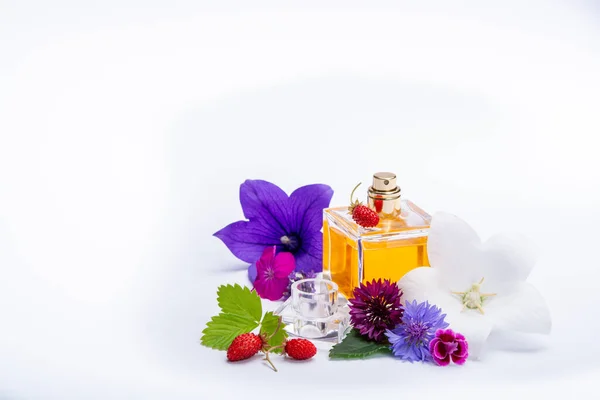 Schaffung Von Parfüm Essenz Sommerblumen Süßen Leichten Duft Parfümflasche Und — Stockfoto