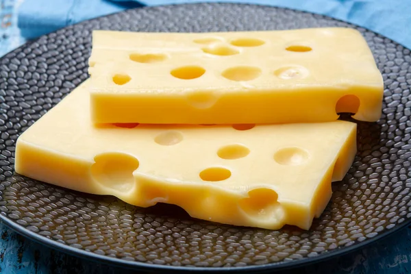 Két Tömb Francia Emmental Félkemény Sajt Közelről — Stock Fotó