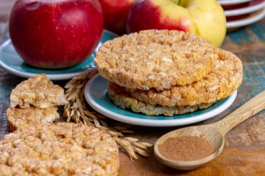 Elma ve tarçından yapılmış yuvarlak pirinç krakerleri kahvaltı, öğle yemeği ve okul yemeği için sağlıklı atıştırmalıklar.