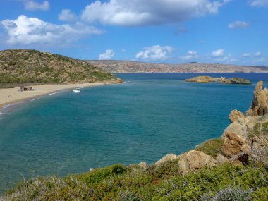 Meşhur hurma ağaçları, beyaz kumlu Vai plajı ve Girit Adası, Yunanistan 'da bir sürü gölge, tatil beldesi.