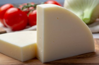 İtalyan peyniri, Cremona 'dan gelen Provolone Dolce inek peyniri zeytin ekmeği ve domatesle servis ediliyor.