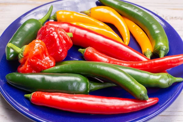 Coloridos Chiles Mexicanos Calientes Frescos Surtido — Foto de Stock