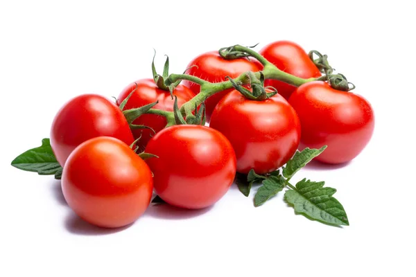 Ένα Μάτσο Φρέσκες Ώριμες Κόκκινες Ντομάτες Φύλλα Απομονωμένα Λευκό Φόντο — Φωτογραφία Αρχείου