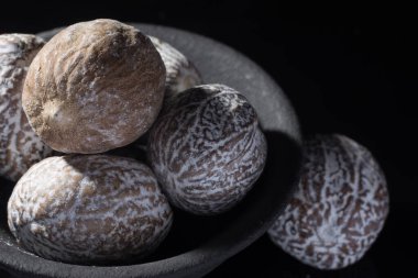 Makro koleksiyonu, kurutulmuş muscat hindistan cevizi. Siyah arkaplanı kapat.