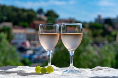 Provence, Fransa 'nın gül şarabı, açık terasta güneşli bir günde iki şarap bardağında soğuk servis edilir.
