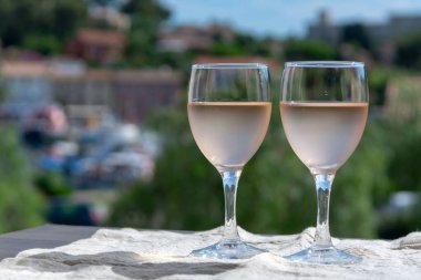 Provence, Fransa 'nın gül şarabı, açık terasta güneşli bir günde iki şarap bardağında soğuk servis edilir.