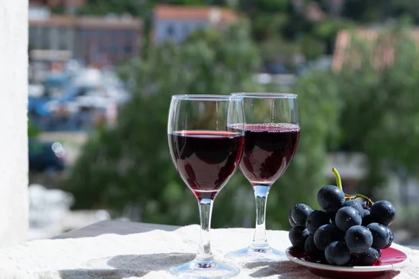 Två Vinglas Med Rött Vin Serveras Med Röd Druva Utomhusterrass — Stockfoto