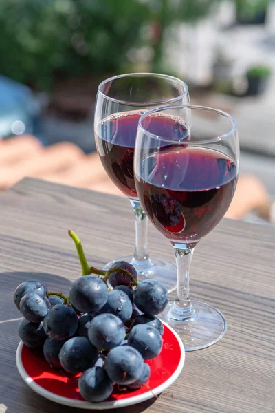 夏の晴れた日に屋外テラスで赤ワイン付きの2つのワイングラス — ストック写真