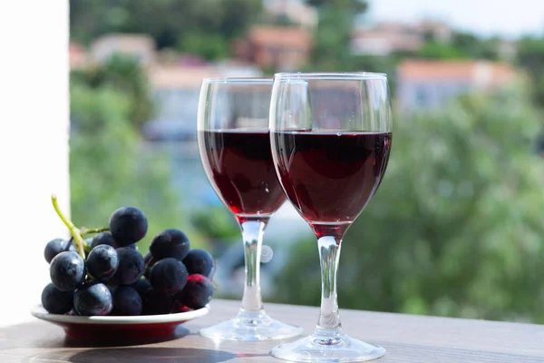 Δύο Ποτήρια Κρασιού Κόκκινο Κρασί Σερβίρεται Κόκκινο Σταφύλι Στην Εξωτερική — Φωτογραφία Αρχείου