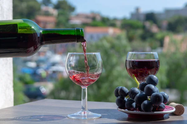 Servitör Häller Rött Vin Utomhus Café Terrass Solig Sommardag Frankrike — Stockfoto