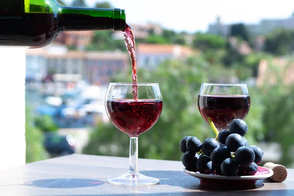 Servitör Häller Rött Vin Utomhus Café Terrass Solig Sommardag Frankrike — Stockfoto