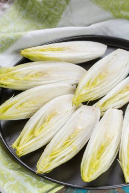 Taze çiğ Belçika acı hindiba salatası pişirmeye hazır.