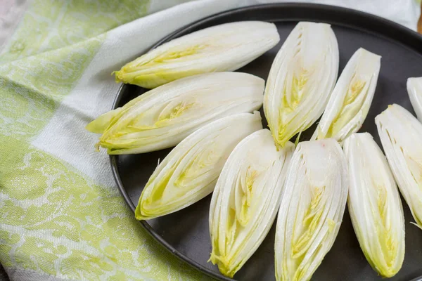 Insalata Cicoria Amara Belga Cruda Fresca Pronta Cuocere Vicino — Foto Stock