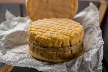 En eski Fransız AOC yumuşak pudgent tatma Normandiya 'dan sarı peynirli Livarot, yakın mesafeden inek sütlü Fransız peyniri