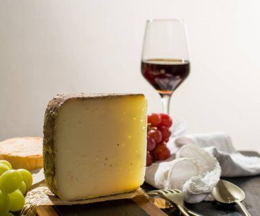 Fransız Alpleri 'nden Fransız yumuşak peyniri Tomme, inek, keçi ya da koyun yağsız sütten yapılmış az yağlı Fransız peyniri.