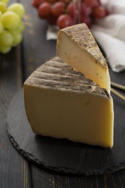 Fransız Alpleri 'nden Fransız yumuşak peyniri Tomme, inek, keçi ya da koyun yağsız sütten yapılmış az yağlı Fransız peyniri.