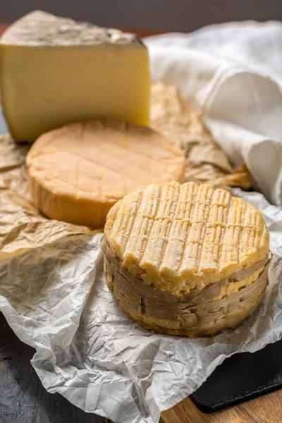 Degustação Queijo Amarelo Macio Mais Antigo Francês Aoc Livarot Munster — Fotografia de Stock