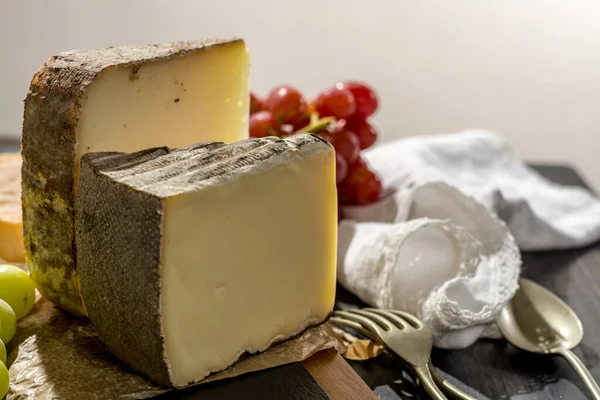 Degustação Queijo Demi Macio Francês Antigo Tomme Alpes Franceses Feito — Fotografia de Stock