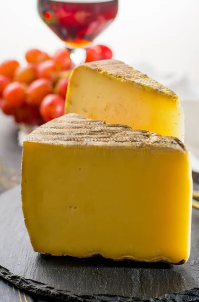 Degustação Queijo Demi Macio Francês Antigo Tomme Alpes Franceses Feito — Fotografia de Stock