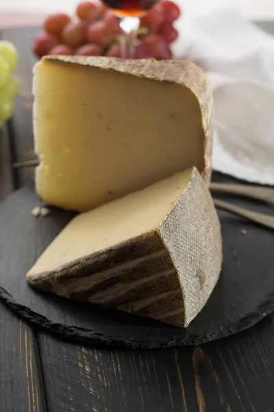 Degustação Queijo Demi Macio Francês Antigo Tomme Alpes Franceses Feito — Fotografia de Stock