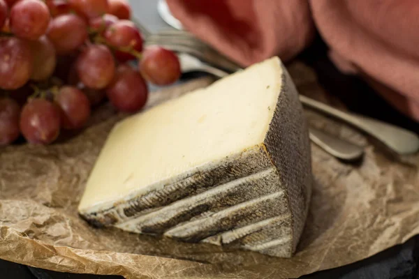 Degustação Queijo Demi Macio Francês Antigo Tomme Alpes Franceses Feito — Fotografia de Stock