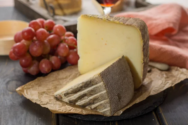 Degustação Queijo Demi Macio Francês Antigo Tomme Alpes Franceses Feito — Fotografia de Stock